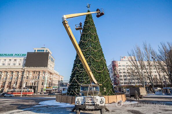 Праздник в "ДНР": появилось фото новогодней елки в оккупированном Донецке