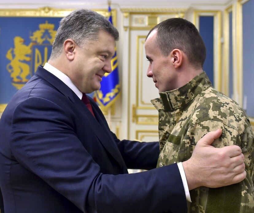 "Ты показал, кто такой воин": Порошенко встретился с освобожденным из плена "киборгом"