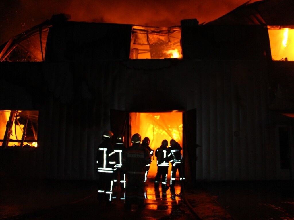 Масштабный пожар в Киеве: сгорел склад с сахаром 