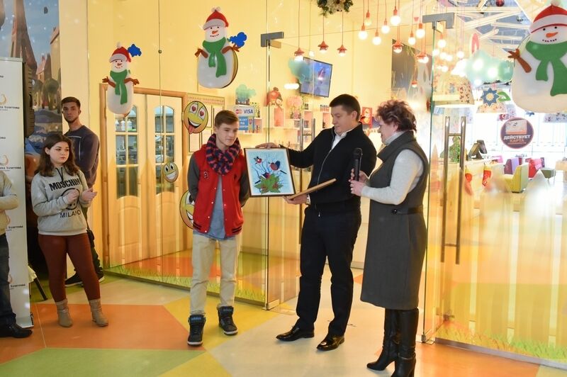 Фонд Ахметова обеспечит подарками 140 тысяч детей