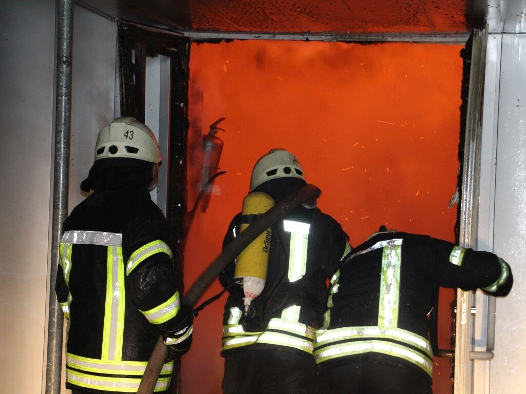 Масштабный пожар в Киеве: сгорел склад с сахаром 