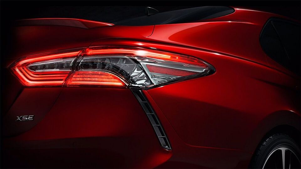 Toyota Camry 2017: опубликован первый тизер обновленного седана
