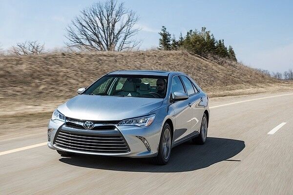 Toyota Camry 2017: опубликован первый тизер обновленного седана