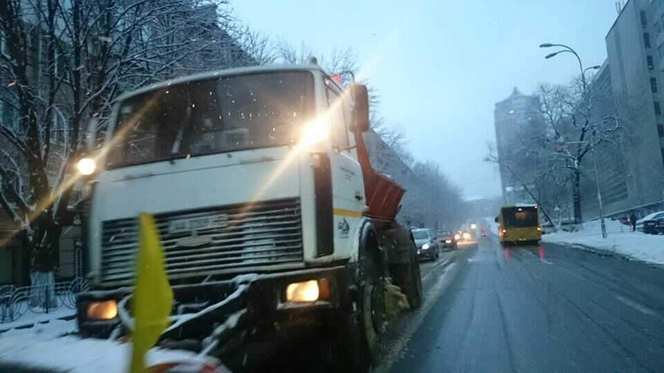 Снігопад у Києві: в місто не пускають вантажівки