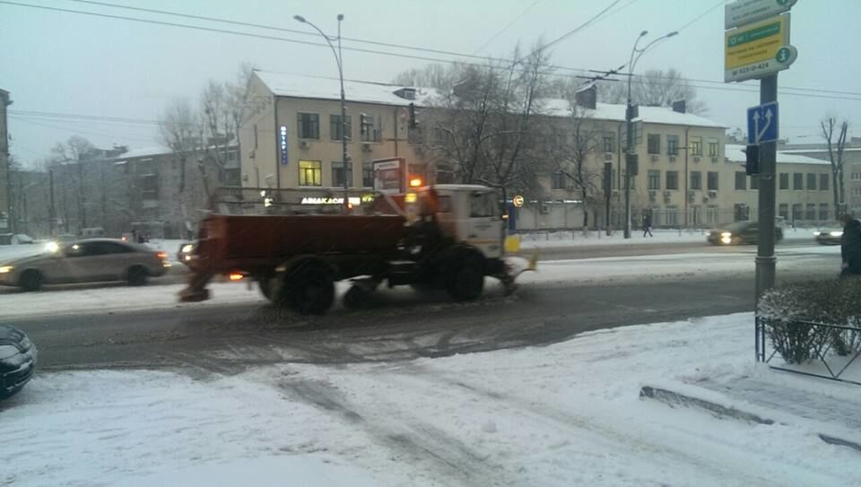 Снегопад в Киеве: в город не пускают грузовики