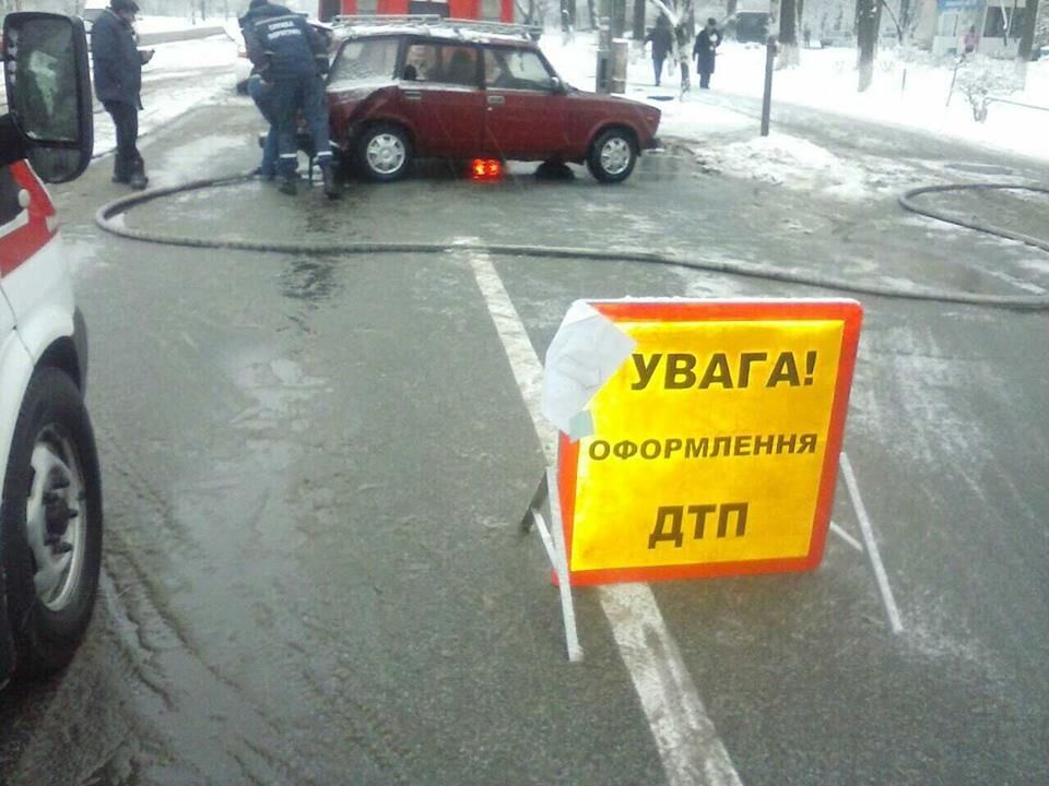 В Киеве водители "сыграли" в выбивного на дороге: опубликованы фото ДТП