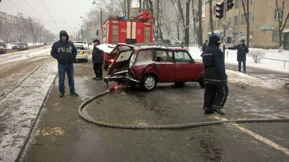 В Киеве водители "сыграли" в выбивного на дороге: опубликованы фото ДТП