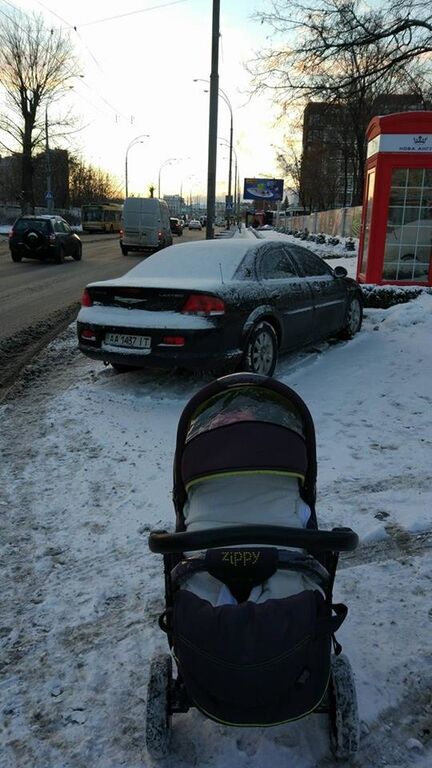 Киевлянка с детской коляской пожаловалась на улицу "героев парковки"