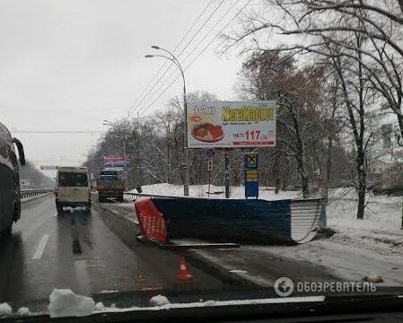 В Киеве грузовик снес остановку, есть пострадавший. Опубликованы фото 