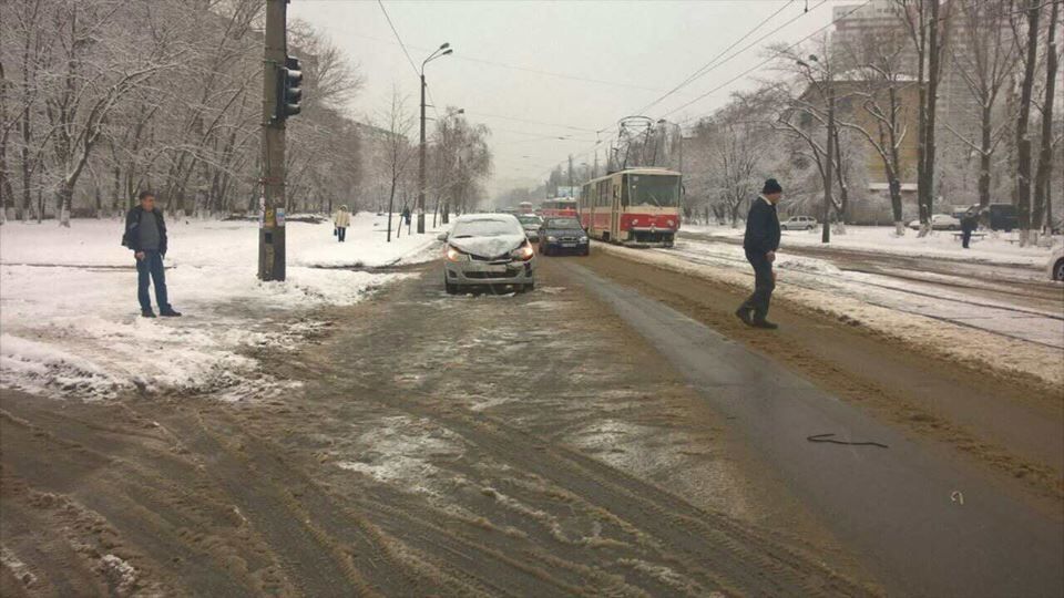 В Киеве водители "сыграли" в выбивного на дороге: опубликованы фото ДТП