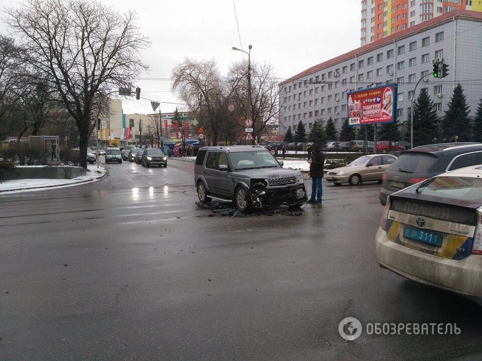 В Киеве тройная авария парализовала движение по проспекту: опубликованы фото