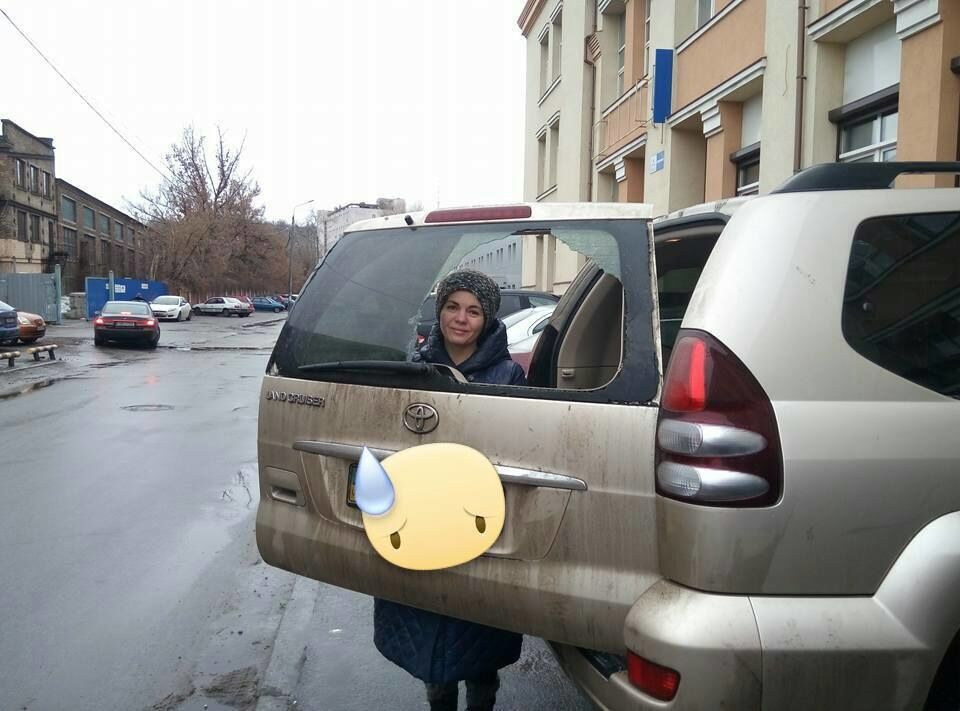 У Києві з авто відомої лікарки вкрали допомогу для бійців АТО