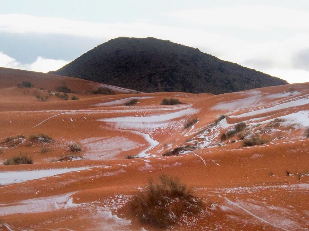 Вперше за 40 років: пустелю Сахара засипало снігом
