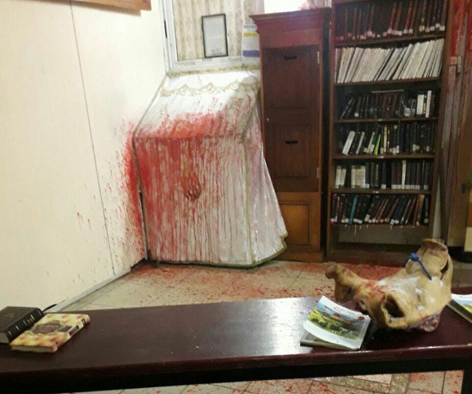 Свиная голова и свастика: неизвестные устроили погром в уманской синагоге