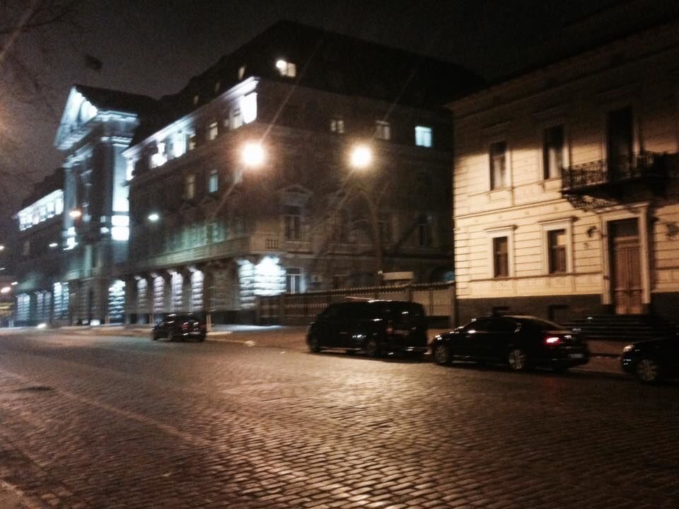 В соцсети высмеяли "интригу" с ночным визитом Порошенко в СБУ