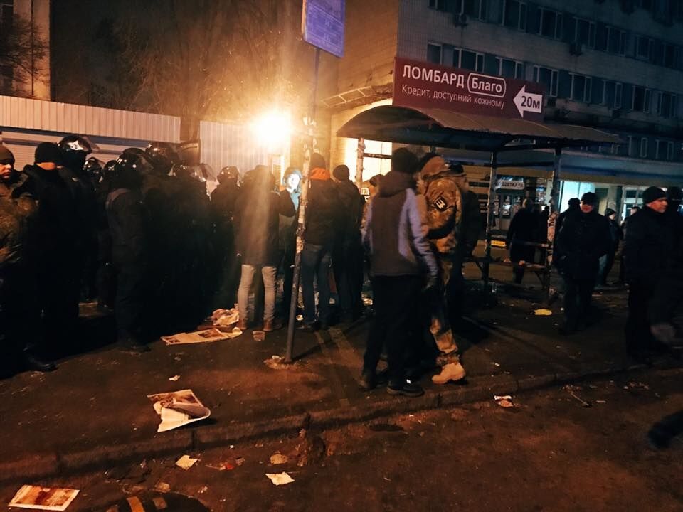 Появились фото и видео массовой ночной потасовки в Киеве