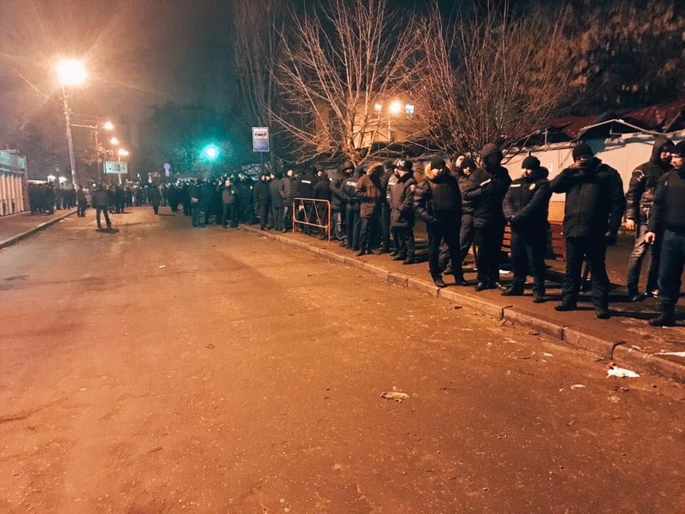 Появились фото и видео массовой ночной потасовки в Киеве