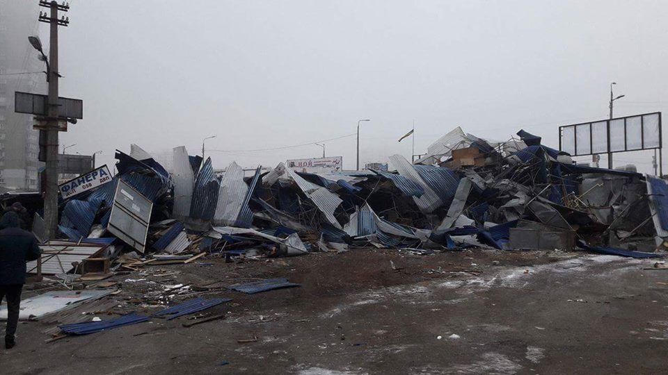 Горящие шины и штурм баррикад: подробности и видео скандального сноса рынка в Киеве