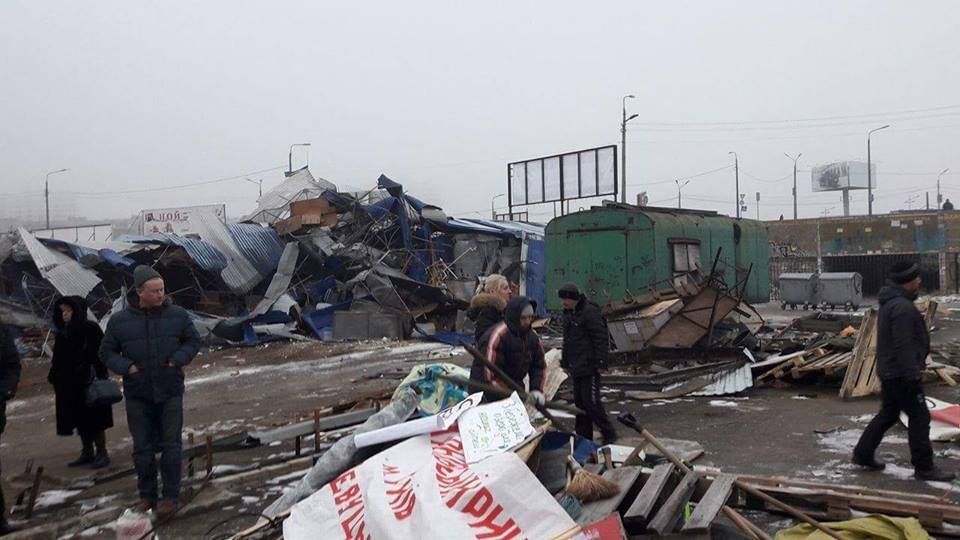 Горящие шины и штурм баррикад: подробности скандального сноса рынка в Киеве