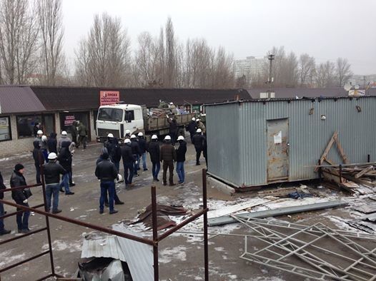 Горящие шины и штурм баррикад: подробности и видео скандального сноса рынка в Киеве
