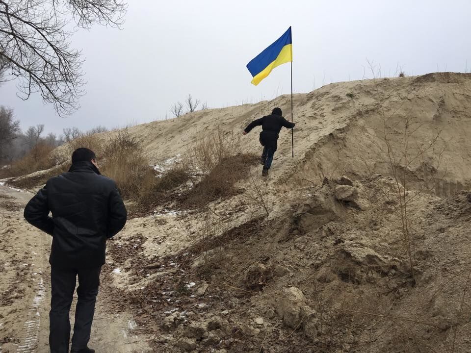 В Киеве на горе незаконно добытого песка прошел форум "Крах песчаной мафии"