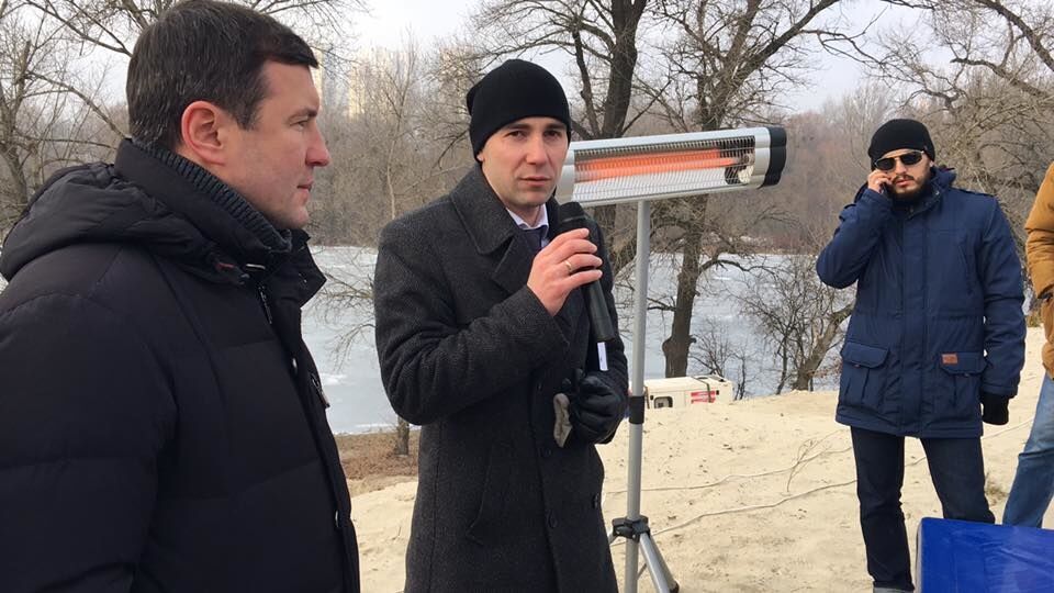 В Киеве на горе незаконно добытого песка прошел форум "Крах песчаной мафии"