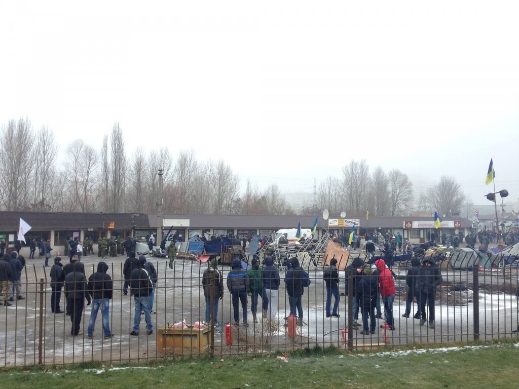 Горящие шины и штурм баррикад: подробности и видео скандального сноса рынка в Киеве