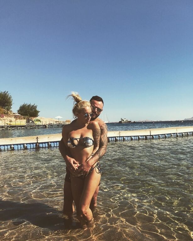 Скандальна дружина футболіста "Динамо" похвалилася сексуальними фото з відпочинку