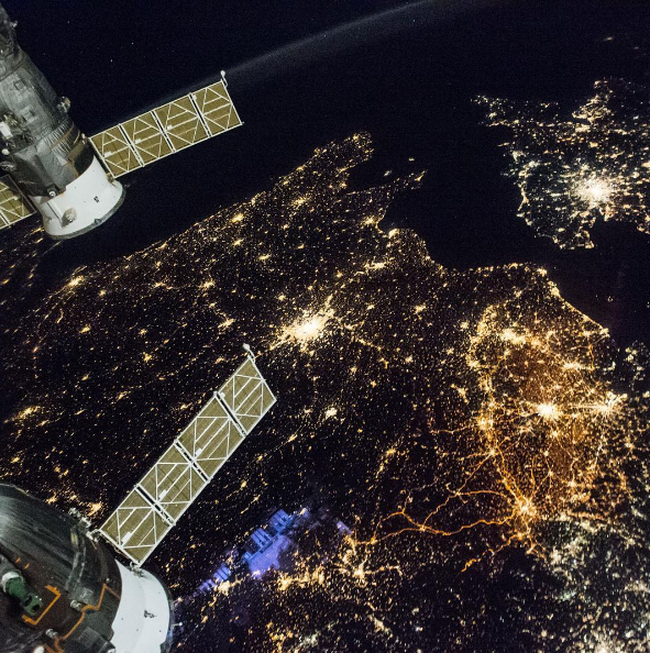 NASA показало рождественские огни Европы из космоса: фотофакт
