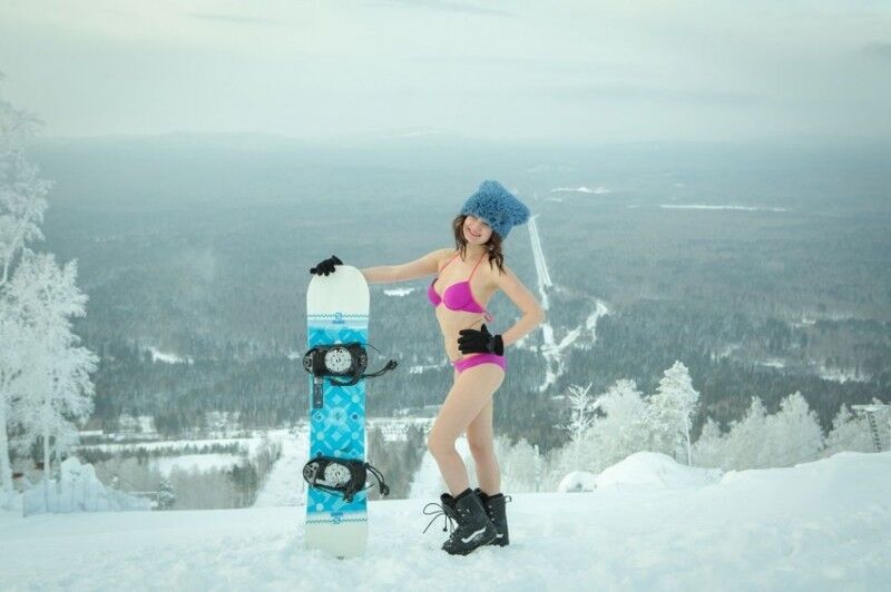 Российские сноубордистки шокировали откровенной фотосессией в жуткий мороз