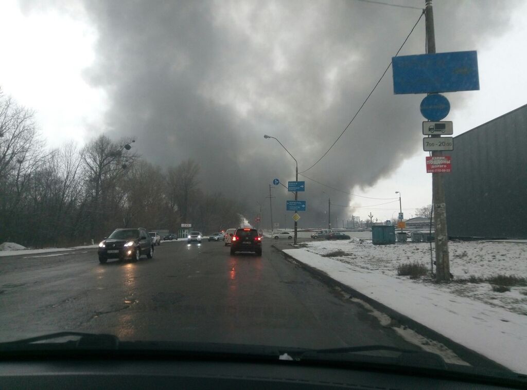 Возле станции метро в Киеве произошел масштабный пожар: опубликованы фото
