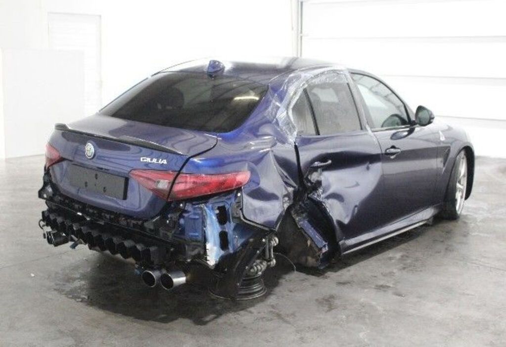 Разбитую "в хлам" Alfa Romeo продают за фантастическую сумму: фото