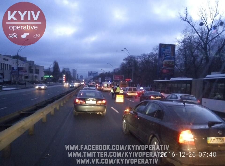 В Киеве смертельное ДТП парализовало проспект: опубликованы фото