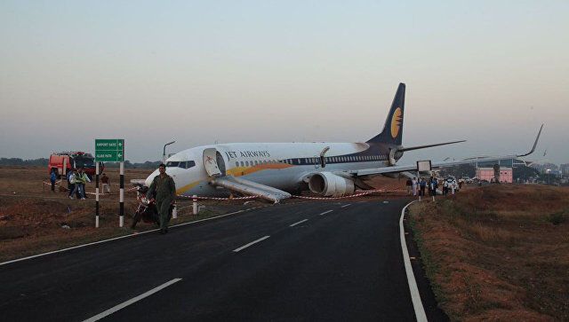 В Гоа самолет с пассажирами выехал на автомобильную дорогу: фото