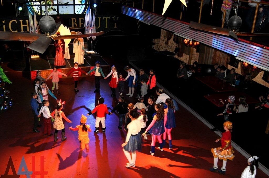Зомбодискотека в "ДНР": для дітей загиблих терористів влаштували веселі танці