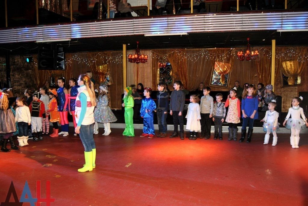 Зомбодискотека в "ДНР": для детей погибших террористов устроили веселые танцы