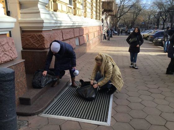 Война с живодерами: в Одессе зоозащитники обложили здание облполиции трупами собак