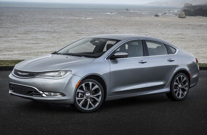 В автомобильной прессе Chrysler 200 не ругал только ленивый.