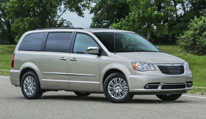 Один из худших минивэнов - Chrysler Town & Country.