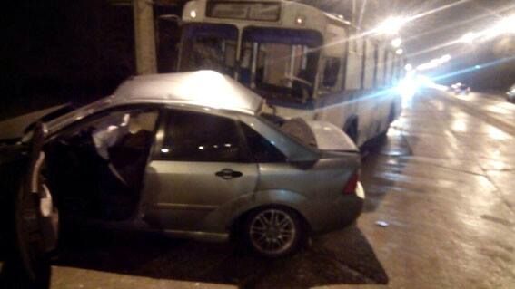 Смертельное ДТП в Мариуполе: полицейский на Ford на полном ходу протаранил троллейбус. Фотофакт