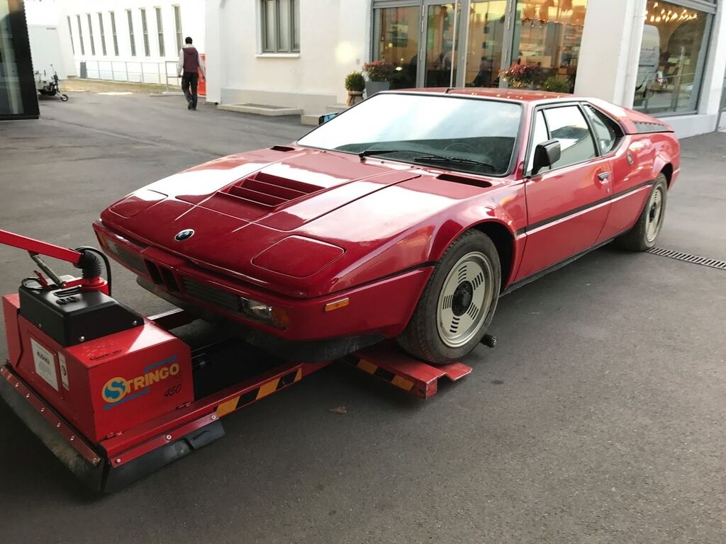 Редкий экземпляр: в сарае обнаружили заброшенный 34-летний суперкар BMW - фото