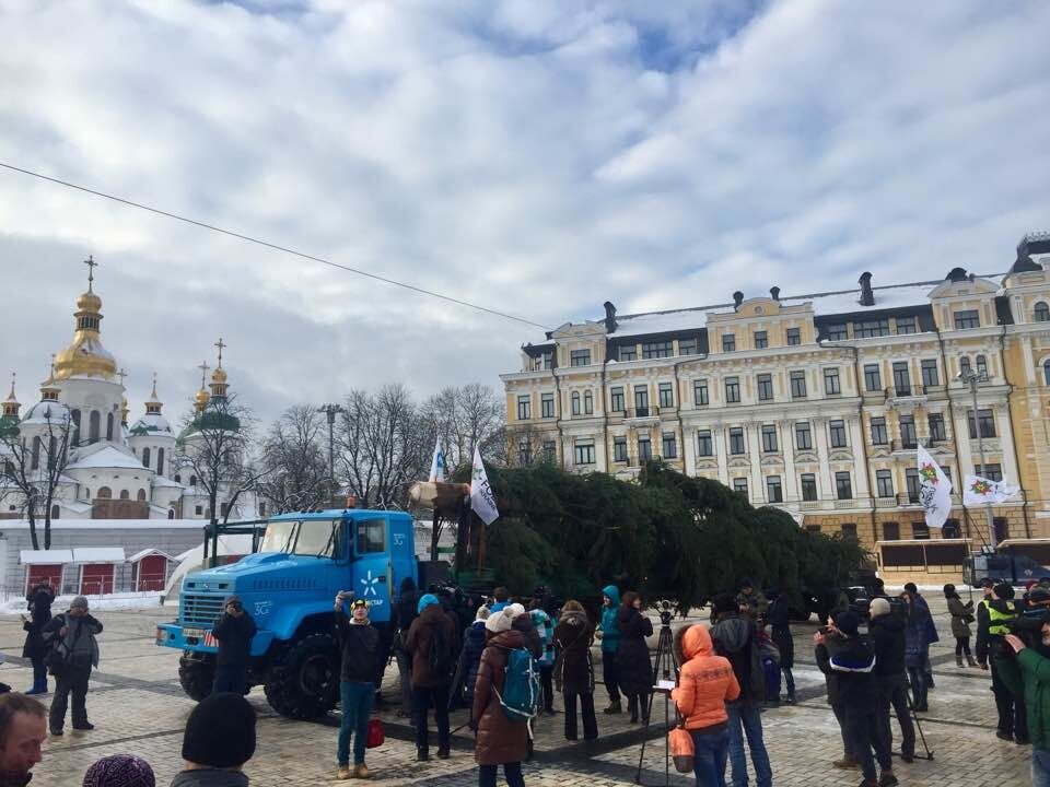 Праздник близится: главная елка страны добралась до Киева. Опубликовано видео