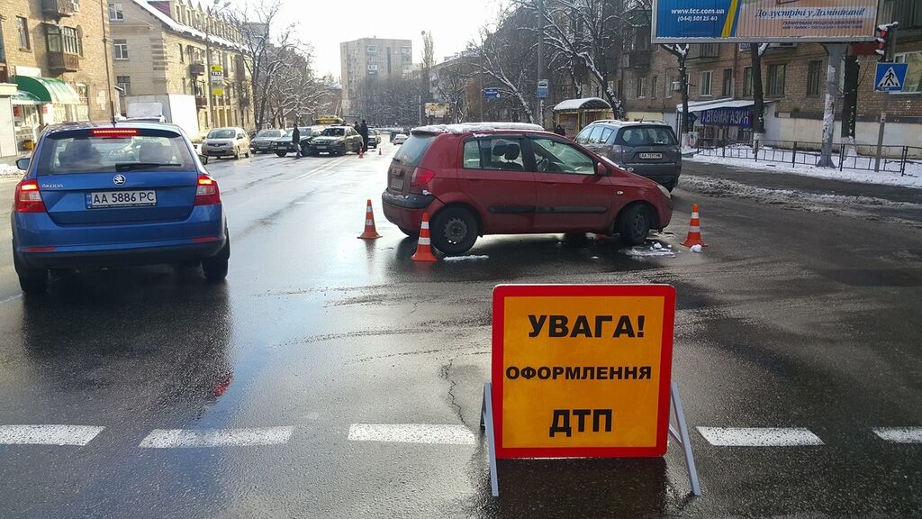По принципу домино: в сети появились фото масштабной аварии в Киеве