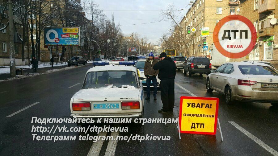 За принципом доміно: у мережі з'явилися фото масштабної аварії у Києві