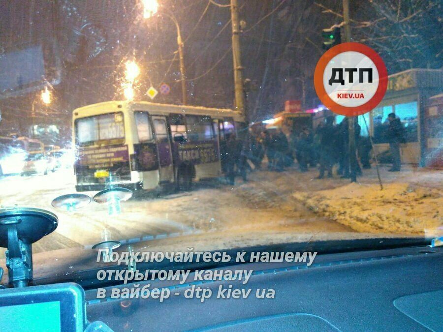 Маршрутка сбила пешеходов: опубликованы фото серьезного ДТП в Киеве