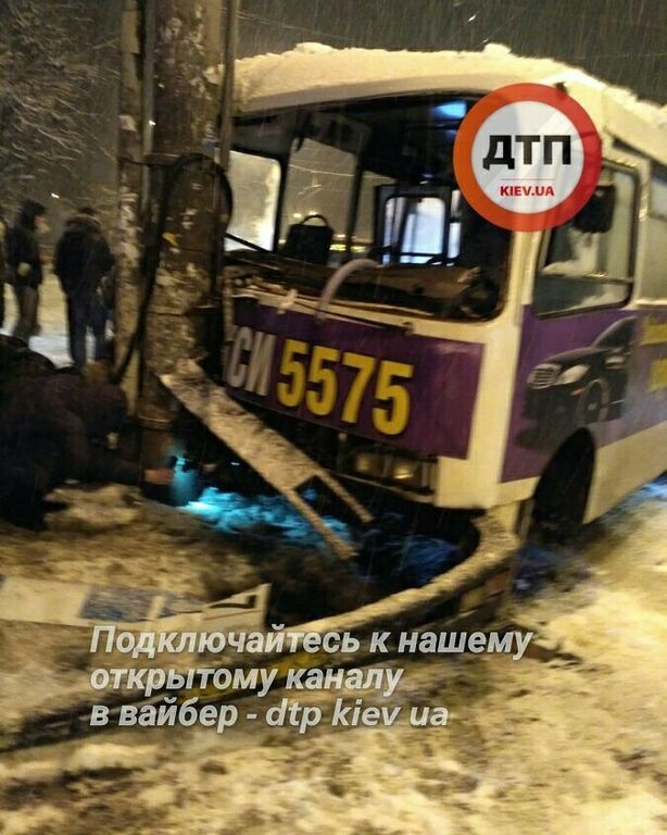 Маршрутка сбила пешеходов: опубликованы фото серьезного ДТП в Киеве