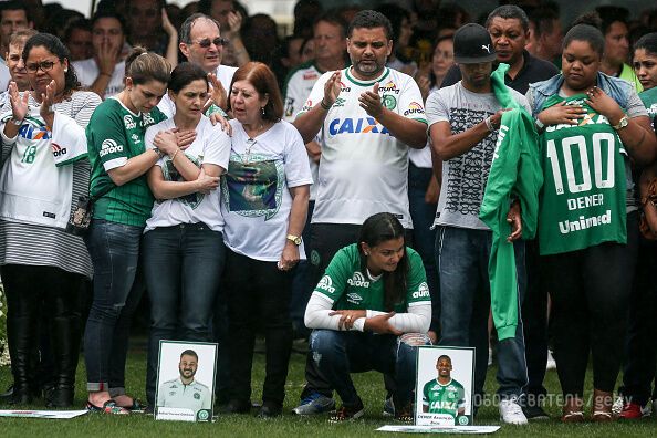 100 000 осіб прийшли на похорон футболістів, які розбилися в авіакатастрофі в Колумбії