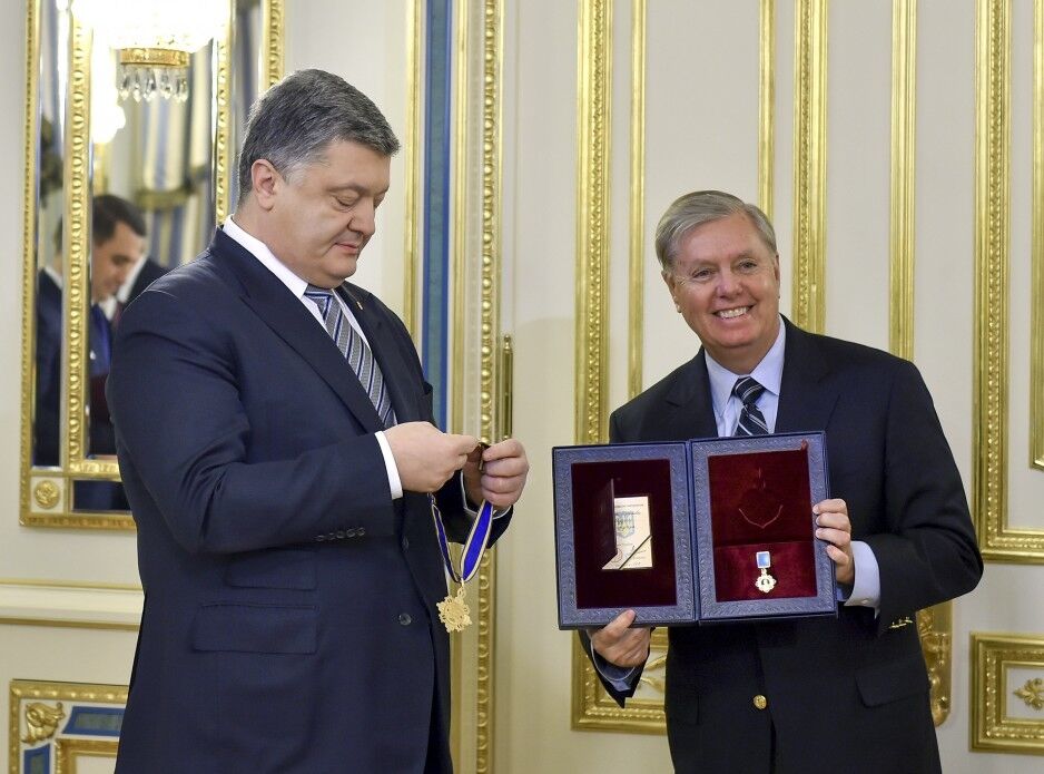 За помощь в борьбе: американские друзья Украины получили награды от Порошенко