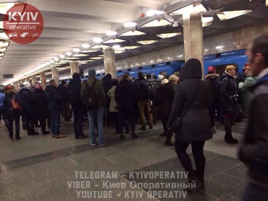 "Другий день народження": у Києві пасажири метро врятували чоловіка, який впав під вагон потяга