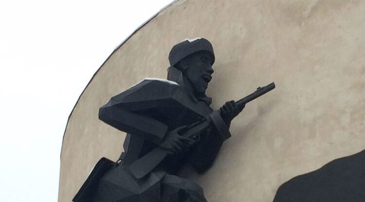 В России решили избавиться от скандальной скульптуры солдата "с лицом коня"